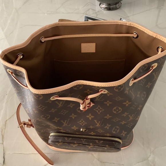 Louis Vuitton Montsouris MM - Picture 4 of 5